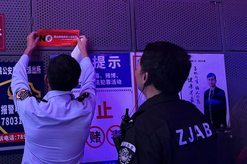 執(zhí)法人員在酒類經(jīng)營場(chǎng)所顯著位置張貼警示標(biāo)語.jpg