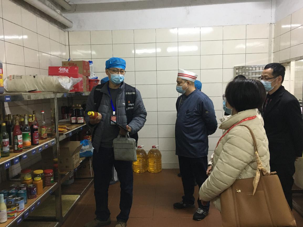 工作人員現(xiàn)場(chǎng)向人大代表、政協(xié)委員等講解抽樣工作內(nèi)容.png