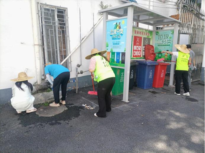 陽(yáng)山縣政務(wù)服務(wù)和數(shù)據(jù)管理局黨支部到陽(yáng)城鎮(zhèn)城北東社區(qū)開(kāi)展清潔滅蚊活動(dòng)圖片.jpg